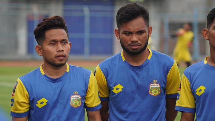 Dua winger timnas Indonesia, Andik Vermansah dan Saddil Ramdani, saat mengikuti latihan Bhayangkara FC jelang Piala Gubernur Jatim 2020 di Stadion Gelora Bangkalan, Madura, Minggu (9/2/2020).