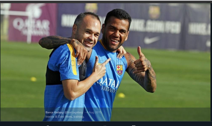 Andres Iniesta dan Dani Alves saat masih di Barcelona.