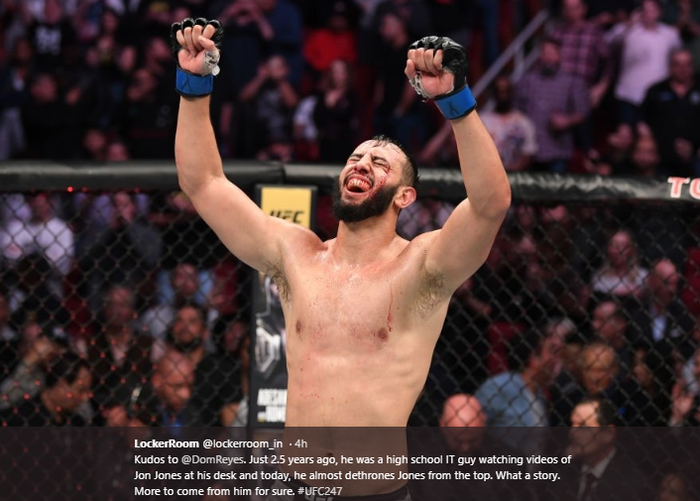 Petarung UFC, Dominick Reyes, saat melakukan selebrasi usai bel ronde kelima berakhir dibunyikan. Reyes harus mengakui ketangguhan Jon Jones setelah menerima kekalahan pada ajang UFC 247 di Toyota Center, Houston, Texas, AS, Minggu (9/2/2020).