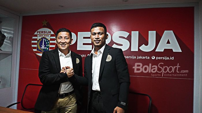 Direktur Olahraga Persija Jakarta, Ferry Paulus, memperkenalkan Osvaldo Haay sebagai pemain anyar Macan Kemayoran pada musim 2020.