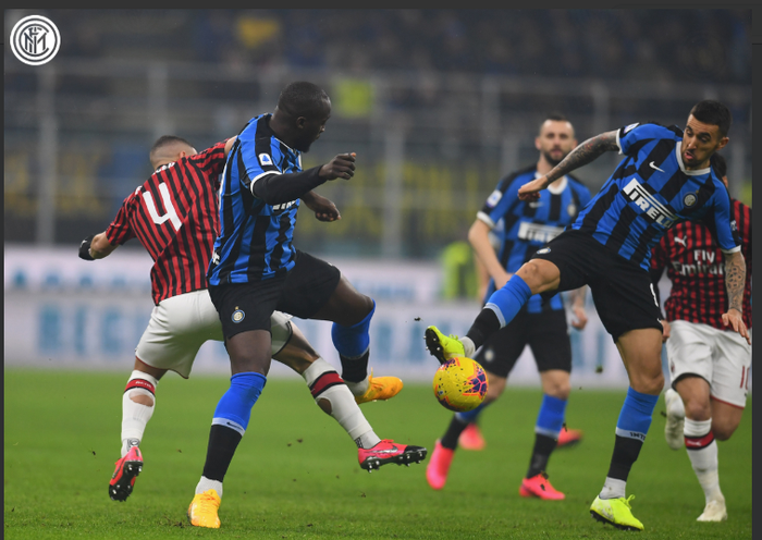 Matias Vecino (kanan) berduel memperebutkan bola dalam laga Liga Italia antara Inter Milan dan AC Milan di Giuseppe Meazza, 9 Februari 2020.