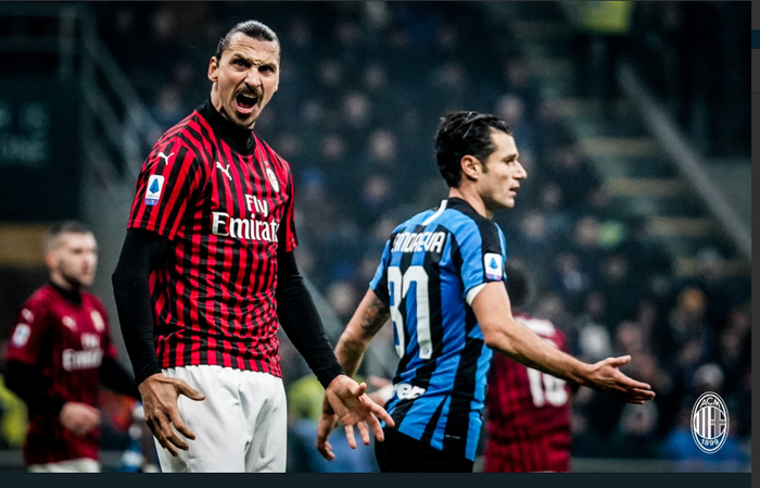 Striker AC Milan, Zlatan Ibrahimovic, merayakan gol ke gawang Inter Milan dalam partai Liga Italia di Giuseppe Meazza, 9 Februari 2020.