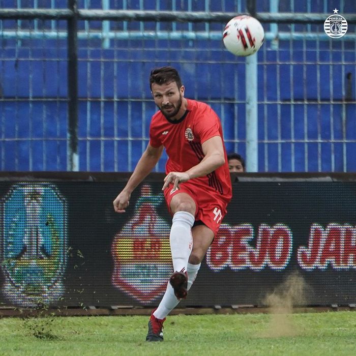 Aksi Marco Motta dalam laga Persija Jakarta kontra Persela Lamongan di Piala Gubernur Jatim 2020, Selasa (11/2/2020).