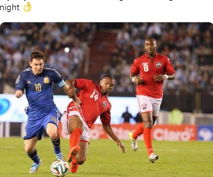 Megabintang timnas Argentina, Lionel Messi, mendapat tekel dari pemain timnas Trinidad Tobago, Andre Boucaud, dalam laga persahabatan di Stadion Monumental Antonio V. Liberti, 5 Juni 2014.