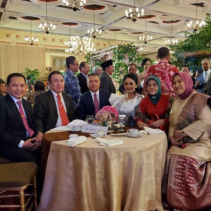 Krisdayanti dan Raul Lemos kala bertemu Mayjen TNI (Purn) Tri Tamtomo yang disebutnya orang tua angkat.
