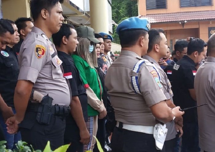 Lucinta Luna saat dihadirkan dalam jumpa pers di Polres Metro Jakarta Barat, Rabu (12/2/2020). 