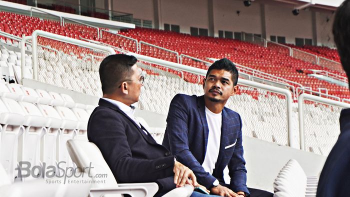 Mohammad Prapanca dan Bambang Pamungkas menempati salah satu tribun di Stadion Utama Gelora Bung Karno, Jakarta.