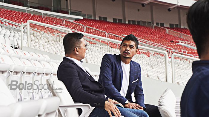 Mohamad Prapanca dan Bambang Pamungkas menempati salah satu tribun di Stadion Utama Gelora Bung Karno, Jakarta.