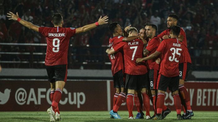 Para pemain Bali United merayakan kemenangan atas Than Quang Ninh dalam laga Piala AFC 2020 di Stadion Kapten I Wayan Dipta, Gianyar, Selasa (11/2/2020).