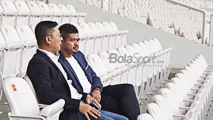 Mohamad Prapanca dan Bambang Pamungkas menempati salah satu tribun di Stadion Utama Gelora Bung Karno, Jakarta.