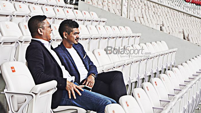Mohamad Prapanca dan Bambang Pamungkas menempati salah satu tribun di Stadion Utama Gelora Bung Karno, Jakarta.             