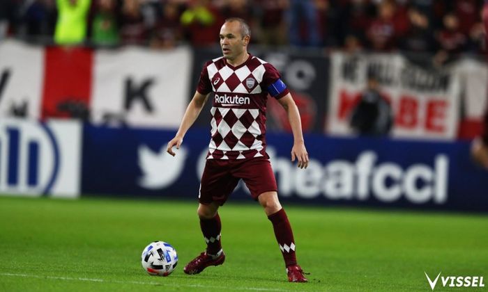 Gelandang Vissel Kobe, Andres Iniesta, menjadi pengatur serangan timnya ketika melawan Johor Darul Takzim, Rabu (12/2/2020) di Stadion Noevir.