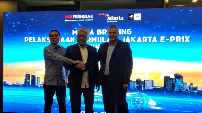 (ki-ka) Sadikin Aksa, Ketua Ikatan Motor Indonesia (IMI), Dwi Wahyu Daryoto, Direktur Utama PT Jakarta Propertindo, dan Nuno Fernandez, perwakilan Formula E Operation, pada konferensi pers Formula E Jakarta, Jumat (14/2/2020)