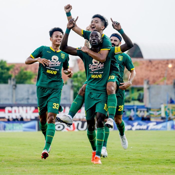 Makan Konate bersama para pemain Persebaya Surabaya merayakan gol yang dicetaknya saat melawan Madura United di Piala Gubernur Jatim 2020.