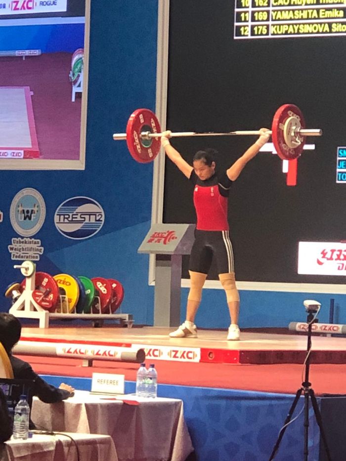 Lifter putri Indonesia, Windy Cantika Aisah, pada Kejuaraan Angkat Besi Junior Asia 2020 di Iran, Jumat (14/2/2020).