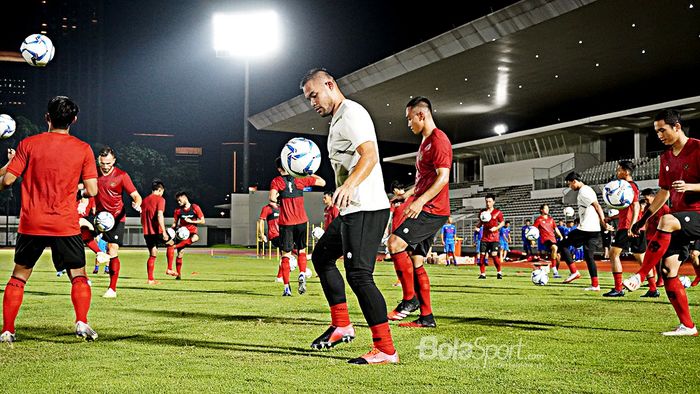 Kiper timnas Indonesia, Andritany Ardhiyasa, berlatih dalam TC hari Jumat (14/2/2020) di Stadion Madya Senayan.