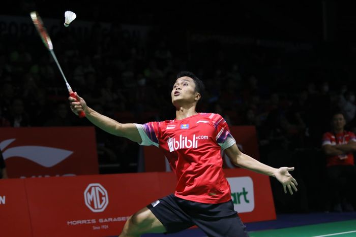 Pebulu tangkis tunggal putra Indonesia, Anthony Sinisuka Ginting, mengembalikan bola dari wakil India, Sai Praneeth B, pada laga semifinal Kejuaraan Beregu Asia 2020 di Rizal Memorial Colliseum, Manila, Filipina, Sabtu (15/2/2020).