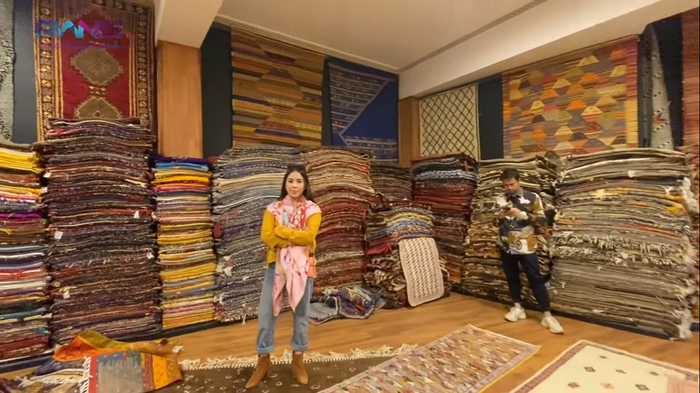 Nagita Slavina memilih-milih karpet di Maroko.
