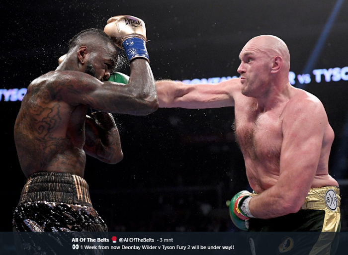 Tyson Fury (kanan) memukul Deontay Wilder (kiri) saat kedunya bertanding di Staples Center, Los Angeles, AS, 1 Desember 2018. 