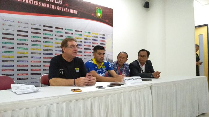 Pelatih dan pemain Persib, Robert Alberts dan Fabiano Beltrame, dalam jumpa pers usai uji coba melawan Persis, Sabtu (15/2/2020) di Stadion Manahan, Solo.