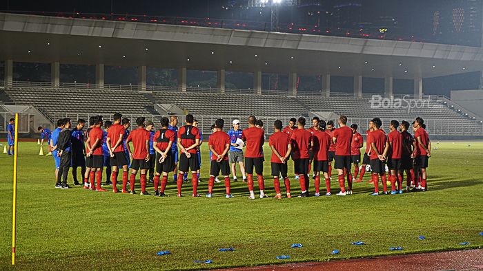 Suasana briefing saat pemusatan latihan timnas Indonesia di Stadion Madya, Kompleks Gelora Bung Karno, Jakarta, Senin (17/2/2020).