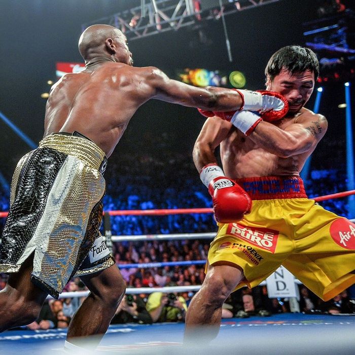 Floyd Mayweather memukul Manny Pacquiao saat keduanya bertanding tinju untuk pertama kalinya di MGM Grand Arena, Las Vegas, Nevada, AS, 2 Mei 2015. Saat itu, Mayweather dinyatakan menang atas Pacquiao dalam keputusan angka mutlak usai melewati ronde ke-12.