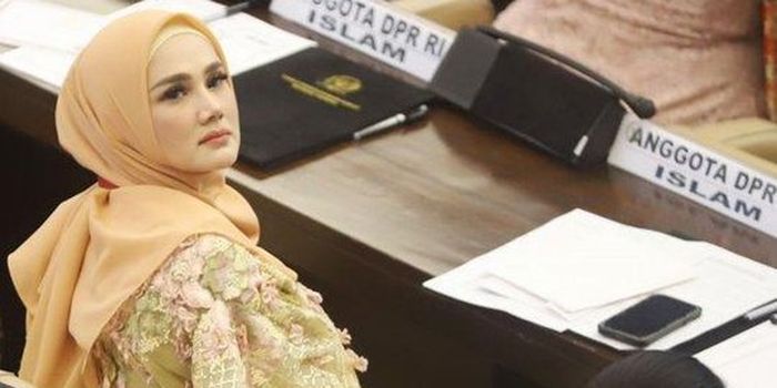 Mulan Jameela kepergok tenteng tas mewah Rp106 juta saat kunjungan DPR, netizen heboh soroti kinerjanya jadi wakil rakyat!