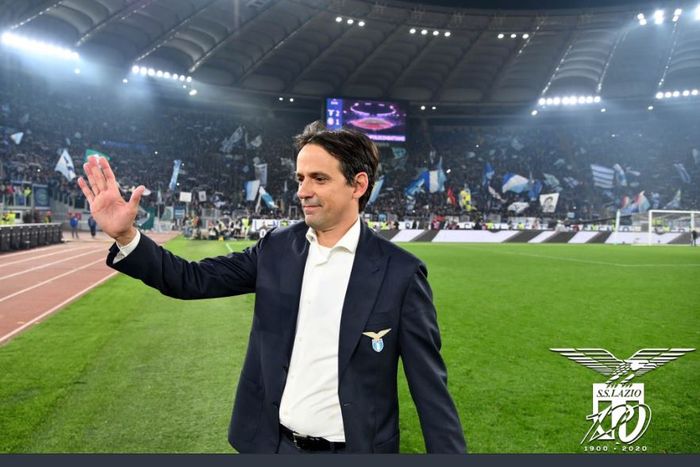 Pelatih Lazio, Simone Inzaghi, melambai kepada suporter.