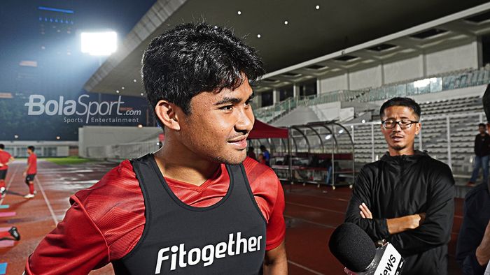 Bek sayap PSM Makassar, Asnawi Mangkualam, menjawab pertanyaan wartawan saat mengikuti pemusatan latihan timnas Indonesia.