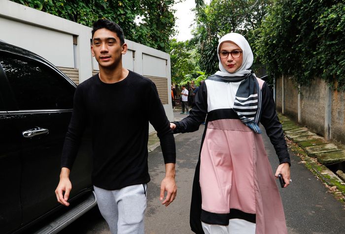 Artis Marini Zumarnis melayat suami dari penyanyi Bunga Citra Lestari (BCL), Ashraf Sinclair di Pejaten Barat, Jakarta, Selasa (18/2/2020). Ashraf meninggal dunia Selasa (18/2/2020) pagi, karena serangan jantung.  