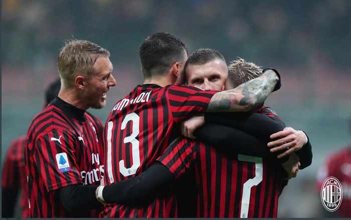 AC Milan merayakan gol yang dicetak Ante Rebic dalam laga pekan ke-24 Liga Italia, Senin (17/2/2020) di San Siro.