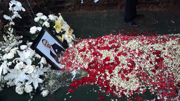 Pusara Ashraf Sinclair di San Diego Hills baru dipesan hari ini, Selasa (18/2/2020). Tepat tadi pagi pula, BCL langsung memesan liang lahat yang akan ia gunakan di masa depan.