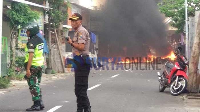 bentrokan antara suporter Persebaya Surabaya dan Arema FC di Kota Blitar