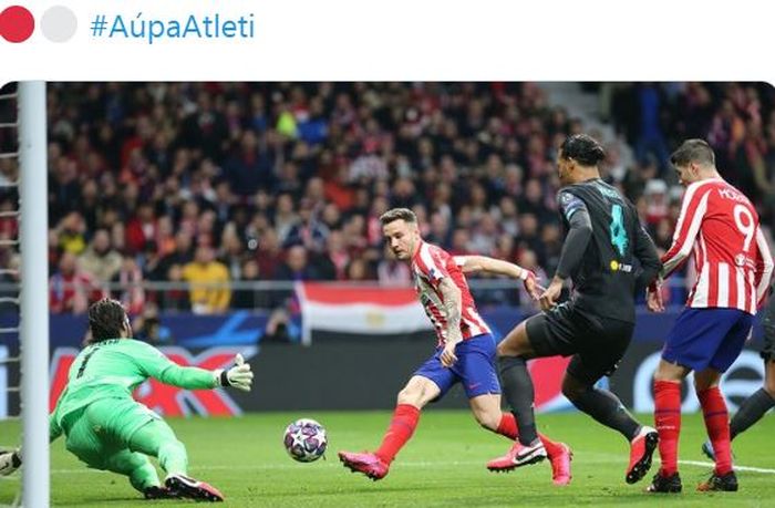 Gelandang Atletico Madrid, Saul Niguez (kedua dari kiri), mencetak gol ke gawang Liverpool dalam laga leg pertama babak 16 besar Liga Champions di Stadion Wanda Metropolitano, Selasa (18/2/2020).