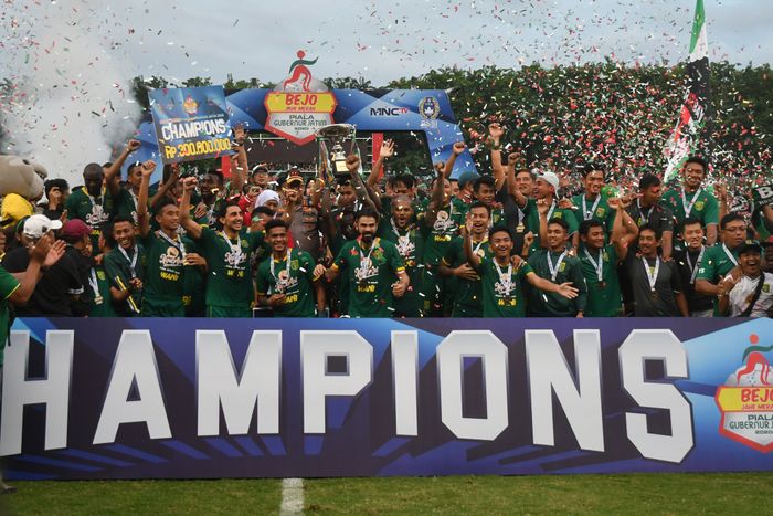 Para pemain Persebaya Surabaya merayakan gelar juara Piala Gubernur Jatim 2020 setelah mengalahkan Persija Jakarta 4-1 di Stadion Gelora Delta Sidoarjo, Kamis (20/2/2020)