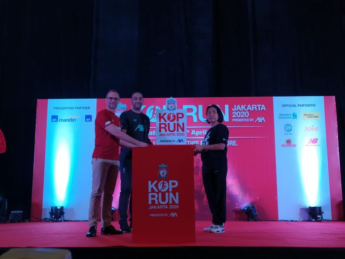 Legenda Liverpool, Phil Babb (tengah), dalam acara peresmian acara Kop Run presented by AXA di Westin Hotel, Jakarta, 20 Februari 2020.