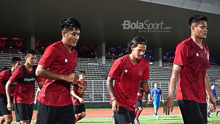 Timnas Indonesia sedang melakukan jogging dalam latihan perdana dibawah asuhan Shin Tae-yong (14/2/2020)
