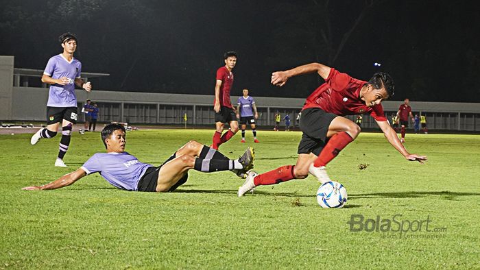 Febri Hariyadi saat mengiring bola pada laga Timnas Indonesia melawan Persita Tangerang, di Stadion Madya, Senayan, Jakarta, Jumat (21/2/2020).