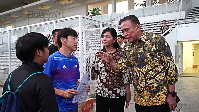 Ketum PSSI, Mochamad Iriawan, berdiskusi dengan pelatih timnas Indonesia, Shin Tae-yong, Jumat (21/2/2020).