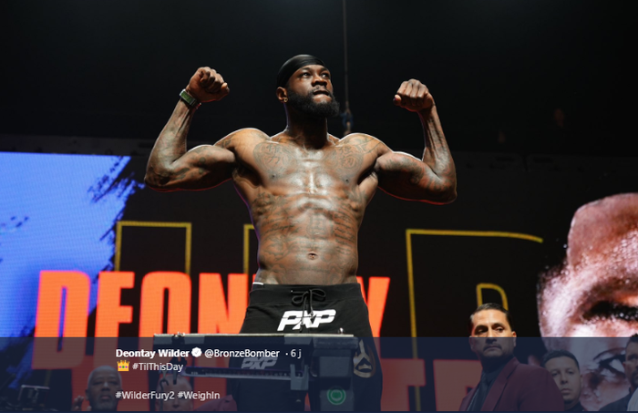 Petinju kelas berat, Deontay Wilder, saat melakukan sesi timbang badan.