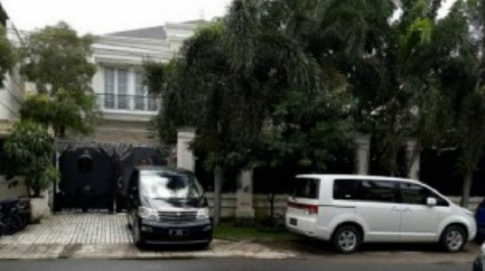 Kediman rumah Mayangsari yang pintu pagarnya rusak usai diduga ditabrak Halimah