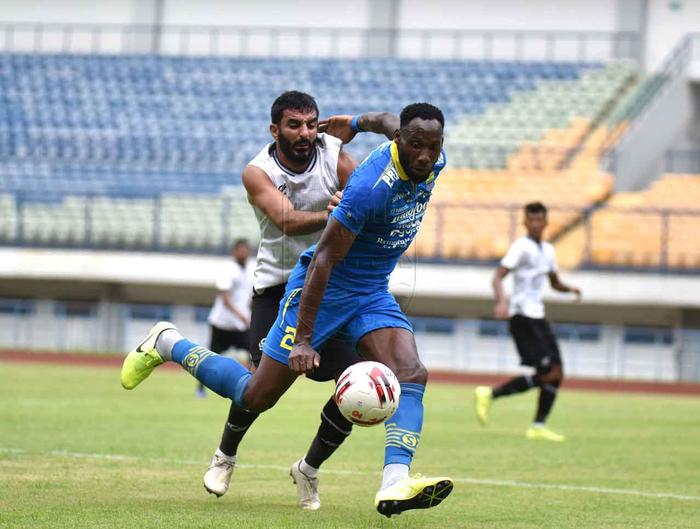 Striker Persib Bandung, Geoffrey Castillion, dikawal ketat oleh bek Tira Persikabo, Filiposyan, dalam laga uji coba di Stadion Gelora Bandung Lautan Api, Bandung, Jumat (21/2/2020).