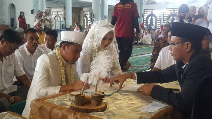 Gelandang Persija Jakarta, Evan Dimas resmi menikahi pujaan hatinya di Masjid Agung Surabaya, Sabtu (22/2/2020) pagi. 