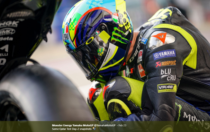 Pembalap Monster Energy Yamaha, Valentino Rossi, melakukan ritual persiapan sebelum melakoni tes pramusim MotoGP 2020 di Sirkuit Losail, Qatar, 23 Februari 2020.