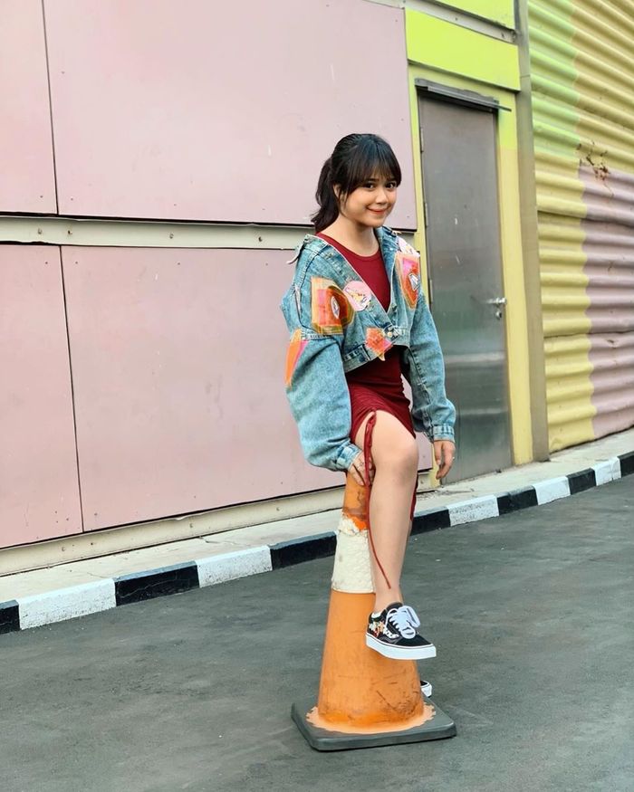 Gaya kasual Brisia Jodie, penyanyi jebolan ajang pencarian bakat Indonesian Idol