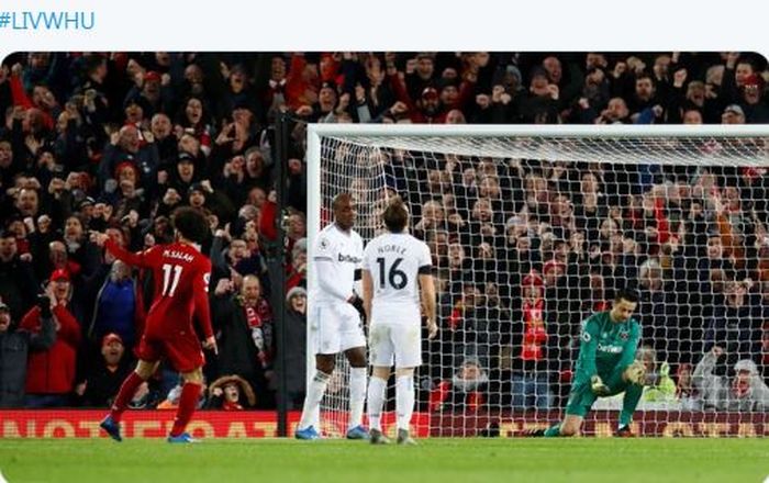 Penyerang Liverpool, Mohamed Salah (kiri), merayakan gol yang dicetak ke gawang West Ham United dalam laga Liga Inggris di Stadion Anfield, Senin (24/2/2020).