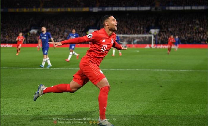 Winger Bayern Muenchen, Serge Gnabry, saat melakukan perayaan gol yang ia cetak ke gawang Chelsea pada pertandingan babak 16 besar Liga Champions, Rabu (26/2/2020).