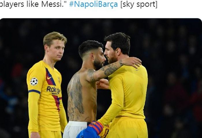 Megabintang Barcelona, Lionel Messi (kanan), bertukar kostum dengan kapten Napoli, Lorenzo Insigne, seusai laga leg pertama babak 16 besar Liga Champions di Stadion San Paolo, Selasa (25/2/2020).