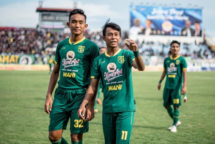 Dua wonderkid Persebaya Rizky Ridho Ramadhani (kiri) dan Muhammad Supriadi setelah laga melawan Persik Kediri di ajang Piala Gubernur Jatim 2020. 