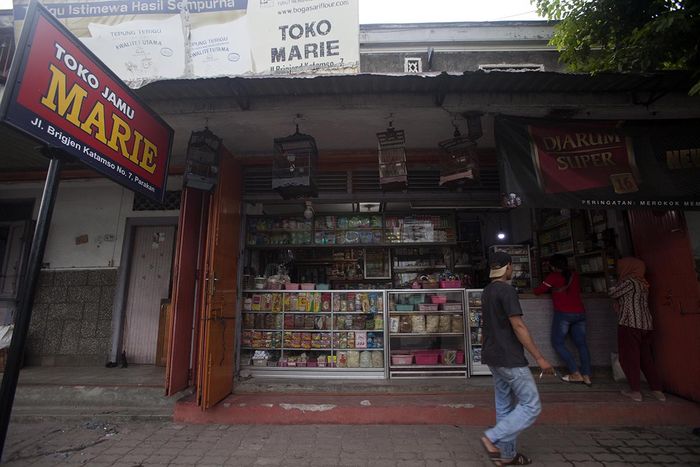 Toko Marie berawal dari toko jamu dan barang kebutuhan sehari-hari. Pelanggan jamunya ramai mengunjungi Toko Jamu Marie saat musim panen tembakau.